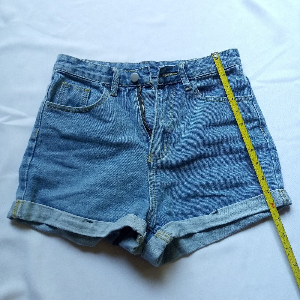 Women's high-waisted jean shorts